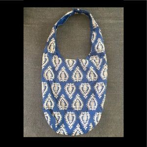 💙 Beautiful Blue & White Patterned Hobo Bag – One Thick Strap – Chic & Casual!